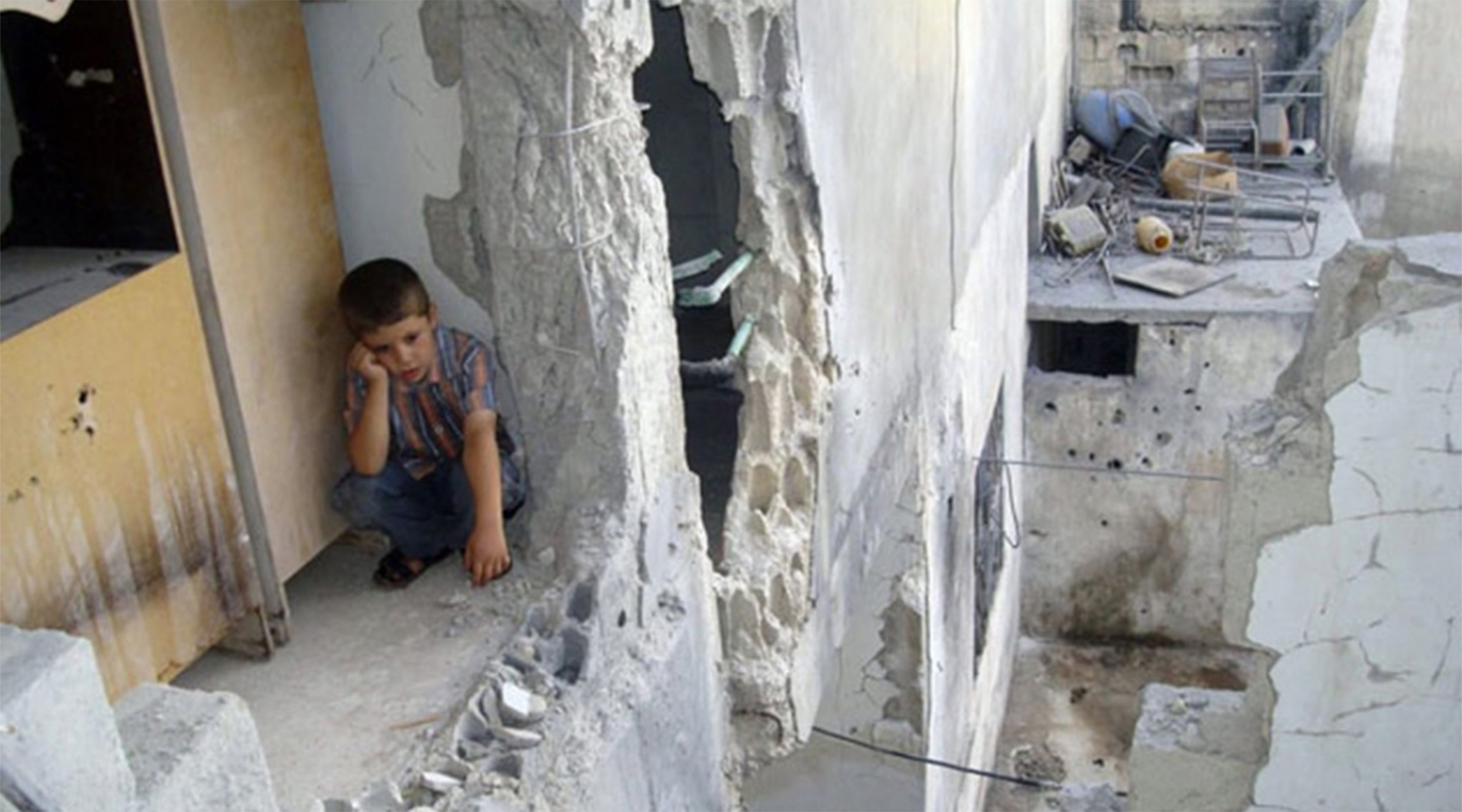 طفل , قصف عنيف , دمار , سوريا