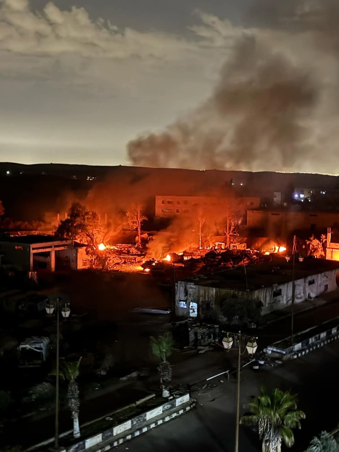 آثار الدمار والحريق داخل اللواء 132 غرب مدينة درعا جراء القصف الإسرائيلي المزدوج الذي استهدفه في 17 آذار_مارس 2025 - المصادر المفتوحة.