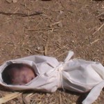 الرضعية عائشة طه .. توفيت جراء الجوع – دوما ريف دمشق 15 نيسان2015