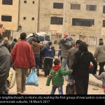 صورة تظهر تجمع أهالي الوعر للخروج حسب اتفاق التسوية 2 – 18 3 2017