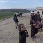 انتشال طفل من مجزرة قرية طبيش بريف إدلب بقصف الطيران الروسي 16 1 2018