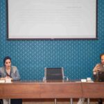 الأستاذ-فضل-عبد-الغني-المدير-التنفيذي-للشبكة-السورية-لحقوق-الإنسان-يقدم-محاضرة